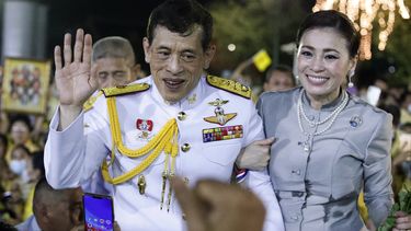 Op deze foto is de Thaise koning te zien met zijn vrouw.