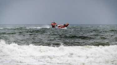 DEN HOORN - Een zoekactie naar twee vermiste vissers. De opvarenden raakten vermist toen hun vissersboot zonk, vlak voor de kust van Texel. ANP SEM VAN DER WAL