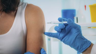 De Jonge: tegenslag coronavaccin heeft geen gevolgen voor Nederland