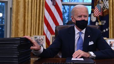 Een foto van Joe Biden achter zijn bureau als opvolger van Trump