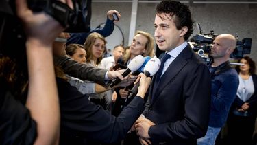 DEN HAAG - Politiek leider Jesse Klaver van GroenLinks-PvdA komt samen met zijn fractie bijeen op de fractiekamer, een dag na de gemeenteraadsverkiezingen. KOEN VAN WEEL / ANP