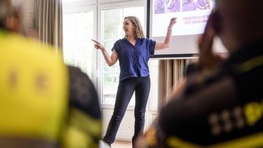 ENSCHEDE - Nine Kooiman (NPB) tijdens een actie van de politiebonden buiten het voetbalstadion van FC Twente. De politiebonden voerden actie voor een beter vroegpensioen tijdens twee voetbalwedstrijden in de Eredivisie. ANP EMIEL MUIJDERMAN