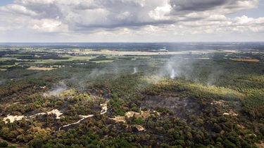 OOSTRUM - Luchtfoto's van natuurgebied Boschhuizerbergen in de buurt van het Limburgse Venray, waar de brandweer een grote natuurbrand aan het bestrijden is. De brandweer krijgt bij het bestrijden van de brand hulp uit België. SEM VAN DER WAL / ANP