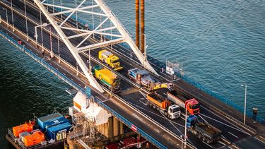 GORINCHEM - Een dronefoto van de werkzaamheden aan de Merwedebrug, welke in beide richtingen is afgesloten voor het verkeer. De huidige asfaltlaag wordt verwijderd waarna er een lichtere en dunnere asfaltlaag wordt aangebracht. Daarmee wordt het gewicht van de brug verminderd, wat nodig is om de brug veilig te kunnen gebruiken tijdens de bouw van de nieuwe Merwedebrug. JEFFREY GROENEWEG / ANP