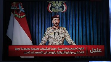 epa13154057 The Houthi military spokesman Yahya Sarea delivers a televised statement in Sana'a, Yemen, 06 August 2026. Yemen's Houthis have claimed responsibility for missile and drone attacks on the Saudi-backed government forces' positions in the eastern provinces of Hadhramout and Marib, killing and wounding dozens of government soldiers, according to a statement by Houthi military spokesman Yahya Sarea.  EPA/YAHYA ARHAB