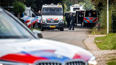 OVERASSELT - Een politieafzetting bij de Ewijkseweg een dag na het schietincident in het Gelderse Overasselt. Bij het incident kwam een 51-jarige man uit Wijchen om het leven en raakten twee agenten gewond. ROB ENGELAAR / ANP