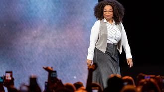 Een foto van Oprah Winfrey die een publiek toespreekt