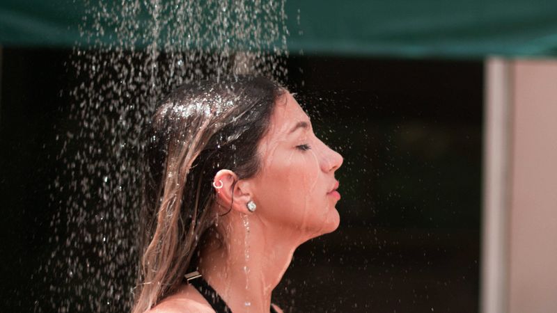 ijskoud douche levensgevaarlijk, hitte, hittegolf, gevaarlijk, ijskoude douche, douchen, gezondheid, levensgevaarlijk, huisarts