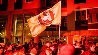 DEN HAAG - Aanhangers van ADO Den Haag vieren feest omdat hun ploeg kampioen is in de eerste divisie. De koploper uit Den Haag kwam zelf niet in actie, maar is door het puntenverlies van nummer 2 SC Cambuur zeker van de titel. JOHN VAN DER TOL / ANP