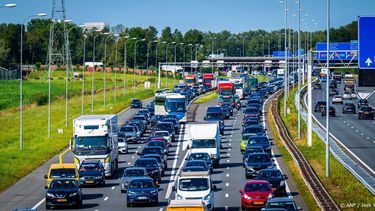 UTRECHT - Verkeer staat vast in de file op de wegen rondom Utrecht. In verband met wegwerkzaamheden en afsluitingen op de A2 en forse drukte lopen de alternatieve routes rond de domstad dicht. De A2 bij Utrecht richting het zuiden is dicht dit weekend, Rijkswaterstaat vervangt onder meer het asfalt daar voor een stillere variant. ANP JOSH WALET