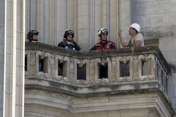 Een foto van brandweerlieden in de kathedraal van Nantes