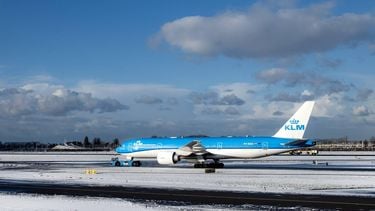 SCHIPHOL - Een vliegtuig van KLM op de luchthaven Schiphol. Vliegtuigen kunnen in zeer beperkte mate weer landen op Schiphol, nadat de luchthaven zo goed als volledig stil kwam te liggen door sneeuwval. RAMON VAN FLYMEN / ANP