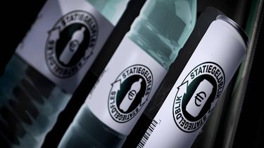 AMSTERDAM - Reclame voor statiegeld in de Statiegeld Retourshop aan de Nieuwezijds Voorburgwal. De nieuwe winkel, waar verschillende statiegeldautomaten staan, moet onder meer de drukte in de supermarkten terugdringen. ANP KOEN VAN WEEL