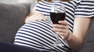 Te veel zwangere vrouwen in Frankrijk drinken wijn
