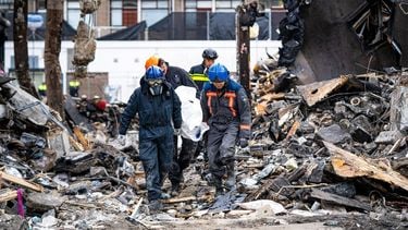 ROTTERDAM - Onder de brokstukken van het door een explosie getroffen gebouw aan de Schammenkamp in Rotterdam-Zuid, zijn de resten van een derde slachtoffer aangetroffen. Bij daglicht doen forensisch rechercheurs nader onderzoek, geholpen door specialisten van het Nederlands Forensisch Instituut (NFI). ANP MEDIATV
