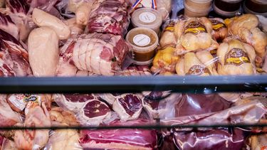 AMSTERDAM - Vleeswaren liggen uitgestald in de vitrine bij een slagerij. De voorbereidingen voor de feestdagen zijn in volle gang. ANP REMKO DE WAAL