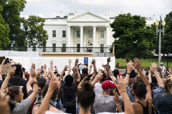 Op deze foto zie je demonstranten voor het Witte Huis