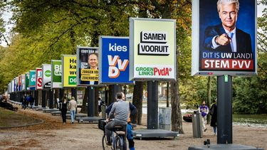 DEN HAAG - Verkiezingsborden op de Lange Vijverberg, in aanloop naar de aankomende Tweede Kamerverkiezingen. ANP REMKO DE WAAL