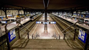 ROTTERDAM - Lege Perrons tijdens een staking van ProRail waarbij verkeersleidingsposten het traject tussen Rotterdam, Den Haag en Roosendaal tijdelijk stil leggen. Door de staking rijden er geen treinen in Zuid-Holland, Zeeland en West-Brabant. Ook rijden er geen binnenlandse en internationale treinen over de hogesnelheidslijn. Aanleiding voor de acties is het vastlopen van cao-gesprekken tussen vakbond FNV en de directie. ANP ROBIN UTRECHT