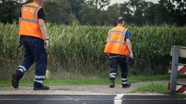 HOLTEN - Een ProRail-monteur stelt een metalen staaf veilig, die gevonden is op het treinspoor tussen Rijssen en Holten. Eerder op de dag zorgden sabotageacties ervoor dat treinverkeer in meerdere provincies werd ontregeld. VINCENT JANNINK / ANP