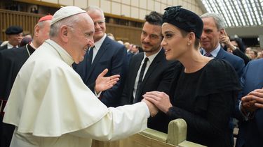 Katy Perry en Orlando Bloom ontmoeten de paus. / ANP
