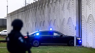 BADHOEVEDORP - Een beveiligde auto komt aan bij de extra beveiligde rechtbank voor de voortzetting van het hoger beroep in het grote liquidatieproces Marengo. Dit proces draait om een reeks moorden en pogingen daartoe. ANP REMKO DE WAAL