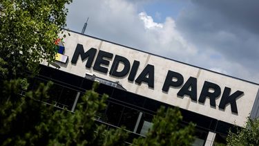 HILVERSUM - Logo van het Media Park op het Media Park. Nederlandse omroepen maken hier televisie- en radioproducties. ANP ROBIN VAN LONKHUIJSEN