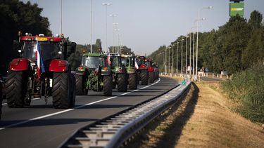 NULAND - Boeren rijden op snelweg A59 richting Den Bosch. Daar staat groot protest gepland bij het Brabantse provinciehuis, waar een vergadering is over het intrekken van de stikstofvergunningen van vijf pluimveehouders rond kwetsbare natuur.  JEROEN JUMELET / ANP