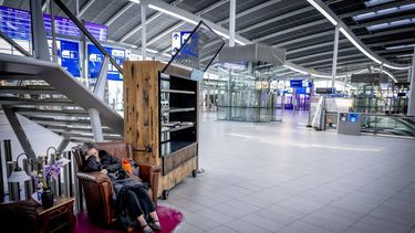 UTRECHT - Wachtende reizigers op Utrecht CS tijdens de landelijke staking in het openbaar vervoer. Tot 8 uur leggen ov-medewerkers het werk neer tegen de plannen van het kabinet om te bezuinigen op de sociale zekerheid. ROBIN UTRECHT / ANP