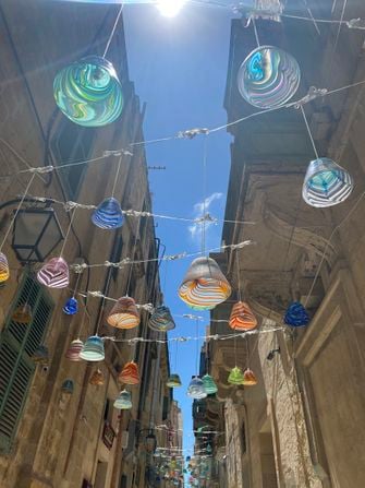 Op deze foto zie je een prachtige sfeervol straatje in Valletta