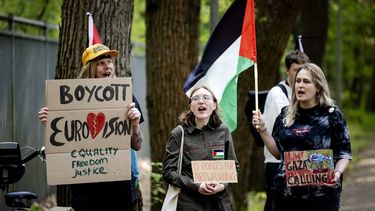 HILVERSUM - Pro-Palestijnse activisten demonstreren bij het gebouw van AVROTROS tegen de deelname van Israël aan het Eurovisie Songfestival. ANP ROBIN VAN LONKHUIJSEN