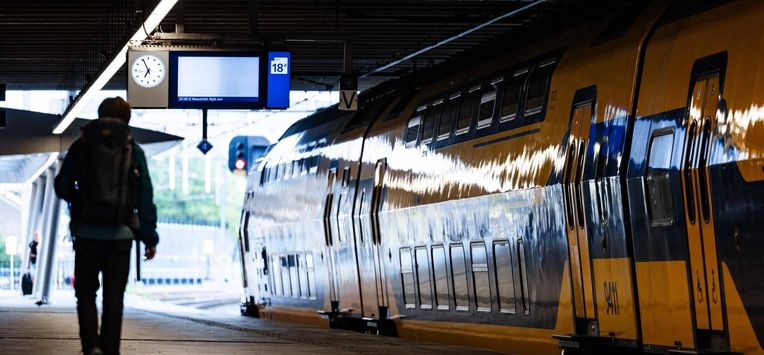 UTRECHT - Een reiziger op station Utrecht Centraal tijdens een staking van NS-personeel, dat staakt voor meer loon. De staking beslaat het gebied rond Utrecht, een belangrijke spil in het spoornet waardoor er in het hele land geen treinverkeer mogelijk is. ANP JEFFREY GROENEWEG