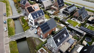 HEERHUGOWAARD - Zonnepanelen op een dak. ANP REMKO DE WAAL