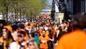 AMSTERDAM - Drukte in de binnenstad tijdens de viering van Koningsdag. Terwijl de koninklijke familie een bezoek bracht aan Doetinchem, werd ook in de rest van het land Koningsdag gevierd. ANP IRIS VAN DEN BROEK