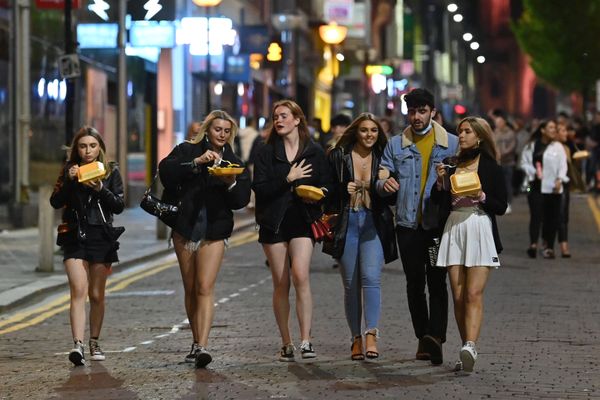 Jongeren op de laatste uitgaansavond in Liverpool, vlak voordat de lokale lockdown ingaat.