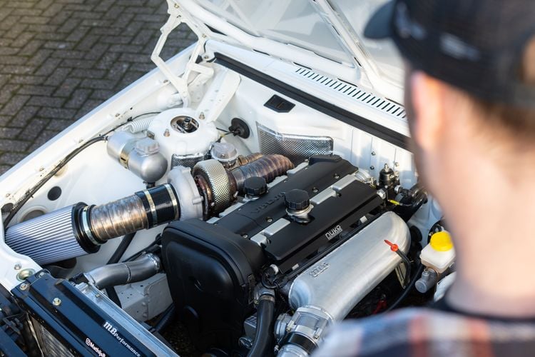 Mathijs (30) kocht zijn Volvo als sloopauto van 650 euro: 'Nu 559 pk sterk'