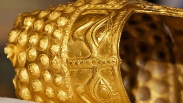 ASSEN - De gouden helm van Cotofenesti die samen met twee gouden armbanden is teruggevonden wordt in het Drents Museum aan de pers getoond. Op 25 januari 2025 werd de helm samen met in totaal drie gouden armbanden gestolen. Het museum had de zeer waardevolle Roemeense kunstobjecten in bruikleen. SEM VAN DER WAL / ANP