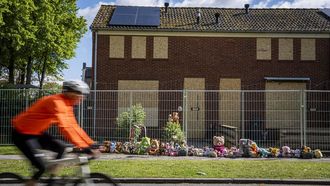 STADSKANAAL - Hekken, houten platen en knuffels bij een woning aan de Julianastraat waar vernielingen zijn aangericht, nadat bekend werd dat twee vrouwen uit Stadskanaal verdacht worden van ernstige mishandeling van hun twee kinderen. In de gemeente is een noodverordening van kracht naar aanleiding van de onrust. JASPAR MOULIJN / ANP