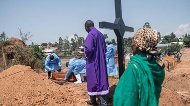 Teams from the International Federation of the Red Cross and Red Crescent Societies prepare for burial at Mbiyo cemetery the body of a fourth orphan who died from Ebola virus disease at an orphanage in Bunia, Ituri Province, June 19, 2026. A virus but no vaccine, a territory prey to armed groups and public distrust: Ebola resurfaced in mid-May at the borders of the DRC, Uganda and South Sudan. Since then, health authorities have been engaged in a race to catch up with the epidemic.
On May 15, the Democratic Republic of Congo (DRC) declared the 17th Ebola outbreak, caused by the Bundibugyo strain, in the vast Central African country. The day before, tests carried out in a laboratory in the capital, Kinshasa, had confirmed the presence of the virus.
The epicenter of the crisis is in Ituri, a troubled province in northeastern Congo marked by high population mobility linked to mining activity. Already 246 suspected cases, including 80 deaths, had been reported at that point.
Jospin Mwisha / AFP