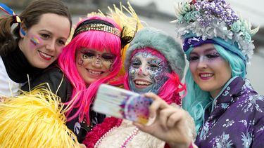 Carnavalisten tijdens de opening van het carnavalsseizoen op het Vrijthof in Maastricht. Foto: ANP / Marcel van Hoorn