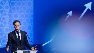 ANKARA - Mark Rutte, secretaris-generaal van de NAVO, houdt een toespraak tijdens het NAVO-forum voor de defensie-industrie op de eerste dag van de NAVO-top in Turkije. JEROEN JUMELET / ANP