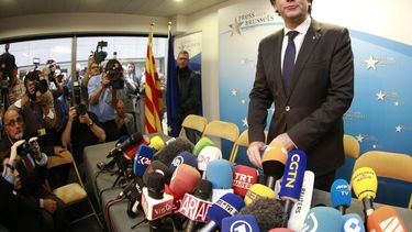 De afgezette en gevluchte Catalaanse leider Carles Puigdemont geeft een verklaring tijdens een persconferentie in Brussel, België. Foto: EPA | Olivier Hoslet 