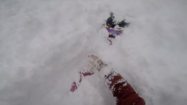 Snowboarder redt onder sneeuw bedolven vriend