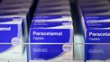 Op deze foto zie je pakjes paracetamol in een supermarktschap