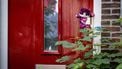 VLAARDINGEN - Een knuffel hangt aan de voordeur  in de straat waar het 10-jarige meisje woont dat ernstig gewond in een ziekenhuis is opgenomen. De pleegouders van het meisje, een 37-jarige man en een 37-jarige vrouw, zijn deze week aangehouden op verdenking van poging tot doodslag en zware mishandeling van hun pleegdochter. ANP ROBIN UTRECHT