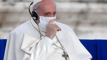 Een foto van de paus met een mondkapje