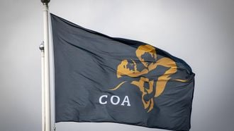 TER APEL - Asielzoekers vertrekken bij het opvangcentrum van het COA. Het maximumaantal asielzoekers dat in het centrum mag verblijven is 2000. Voor elke dag dat dit wordt overschreden, krijgt het COA een dwangsom van 15.000 euro opgelegd. ANP JILMER POSTMA