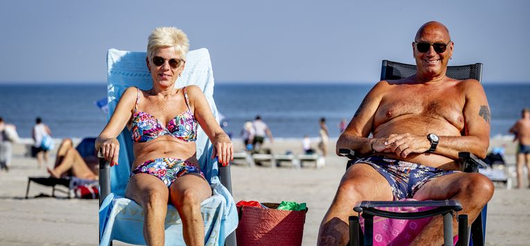mensen genieten van een hittegolf op het strand