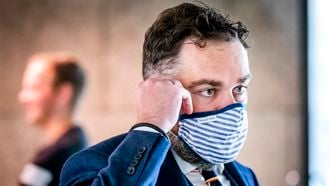 Een foto van VVD'er Klaas Dijkhoff die met mondkapje naar de Tweede Kamer kwam