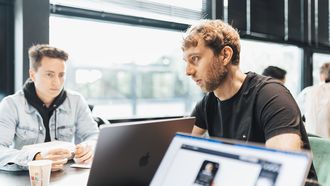 Jongeren willen juist méér werken, maar zitten vaak vast aan kleine contracten